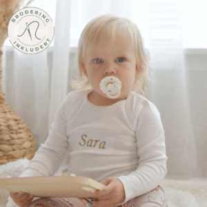 Hvit body med navn | Bomull