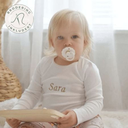 Hvit body med navn | Bomull