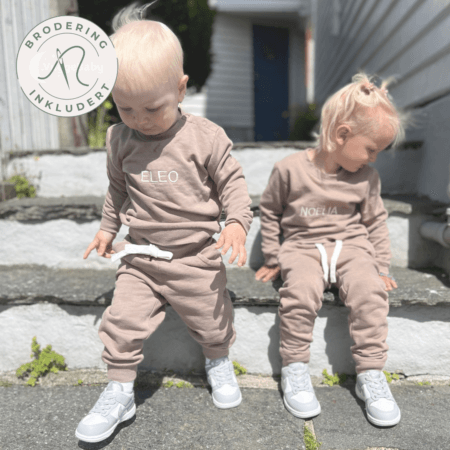 Beige joggedress med navn
