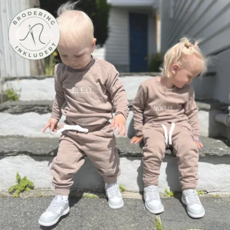 Beige joggedress med navn