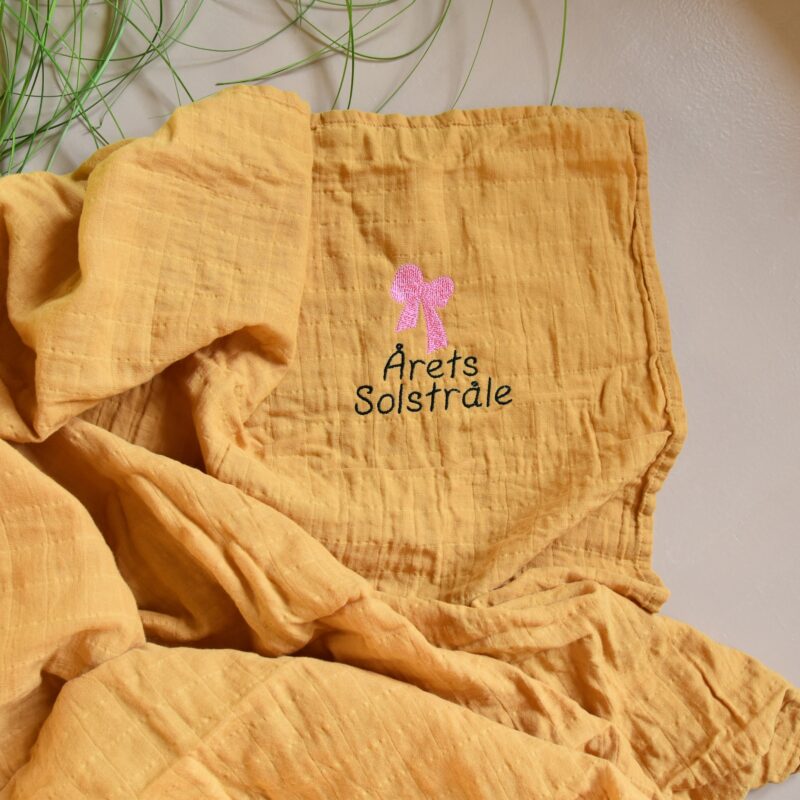 Swaddle babyteppe med navn | Mushie - Bilde 16