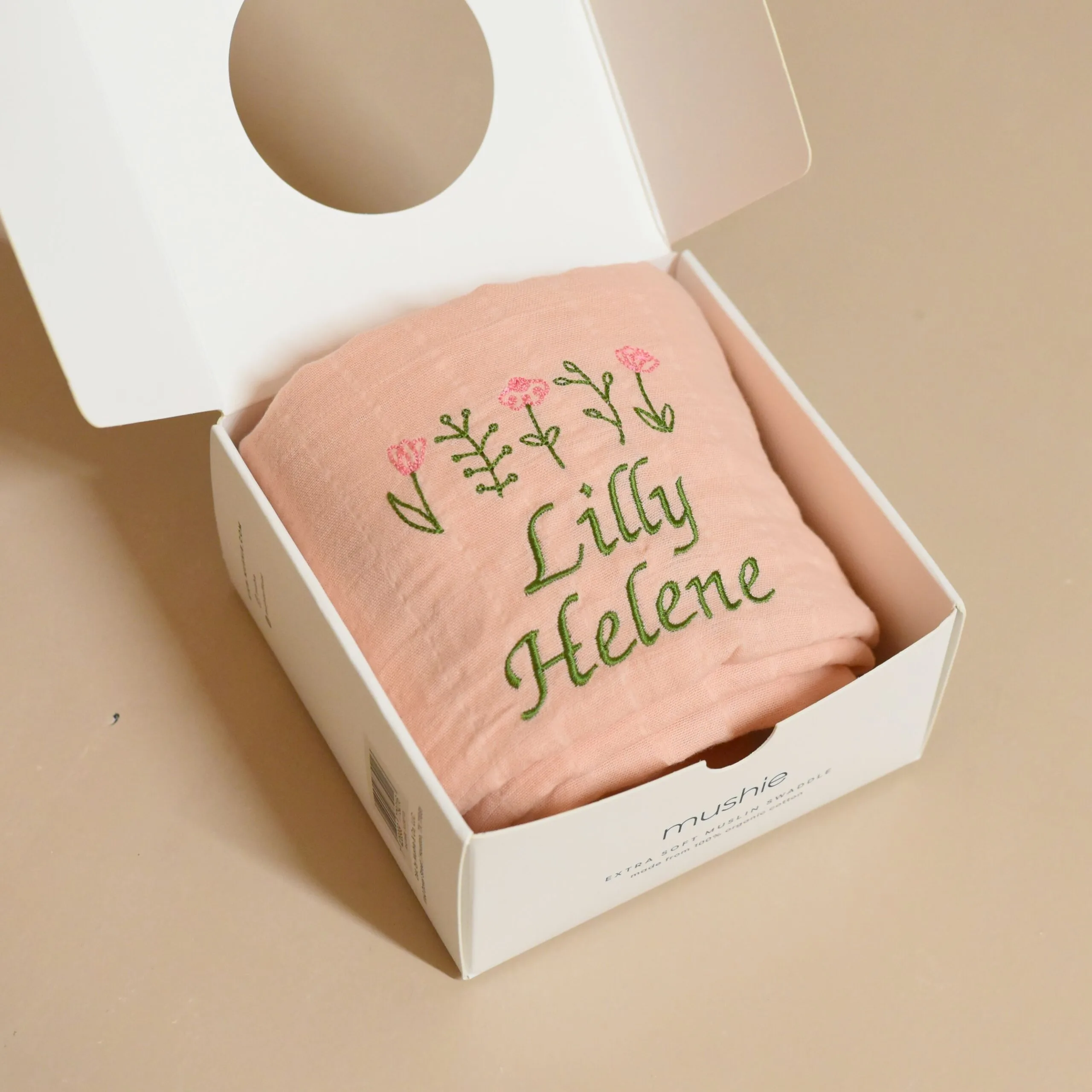 Swaddle babyteppe med navn | Mushie - Bilde 9