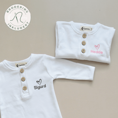 Babypysjamas med navn | 0-3 mnd | Økologisk bomull