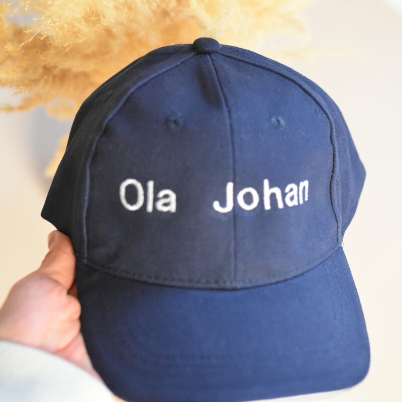 caps med navn for barn