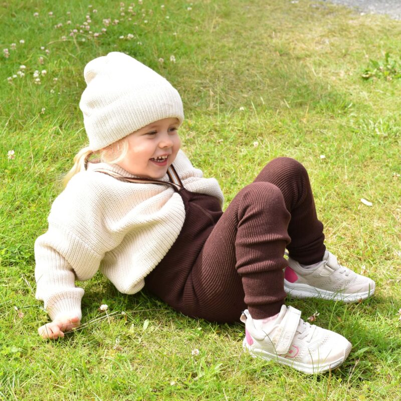 Chunky knitlue og strikkegenser og strømper med sele
