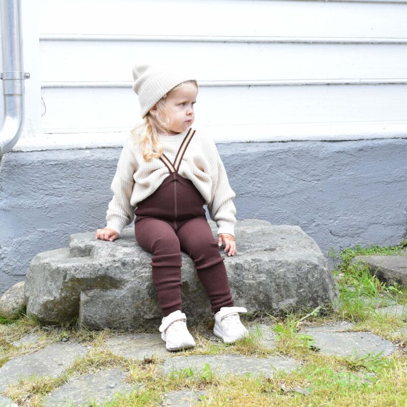 Chunky knitlue og strikkegenser og strømper med sele