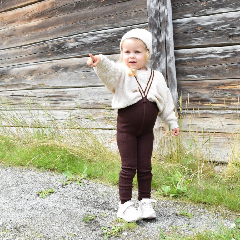 Chunky knitlue og strikkegenser og strømper med sele