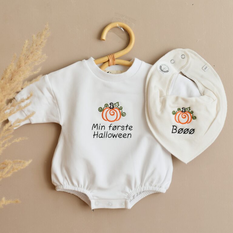 Halloween body med navn | personlige gaver til baby