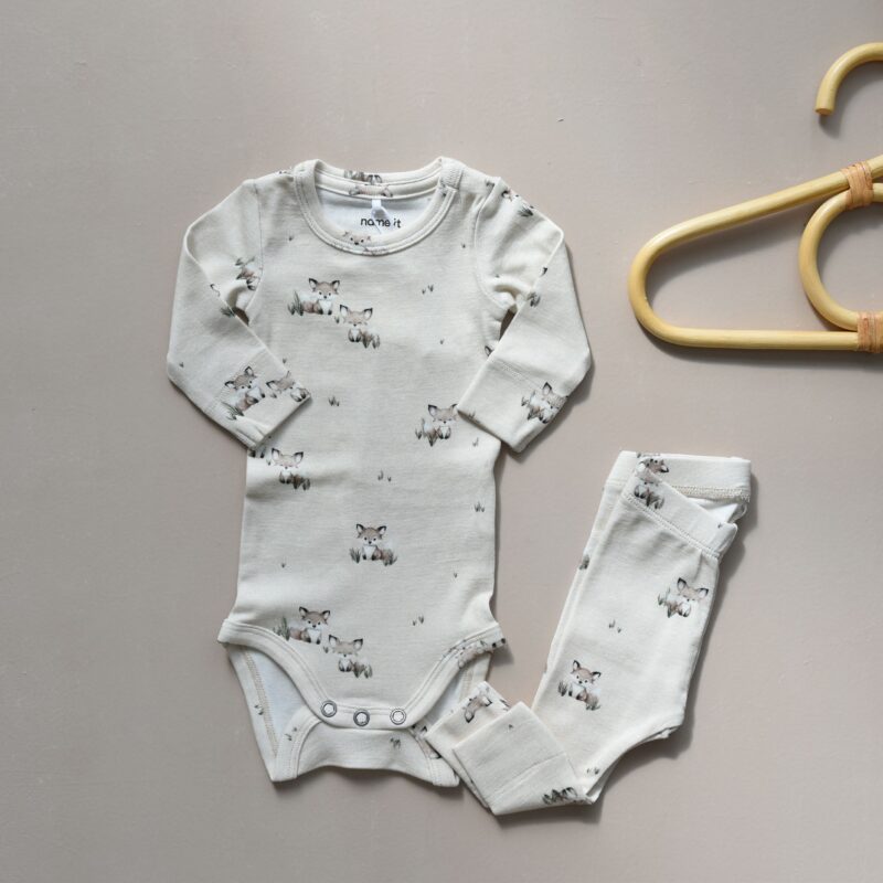 beige baby sett med søtt rev motiv
