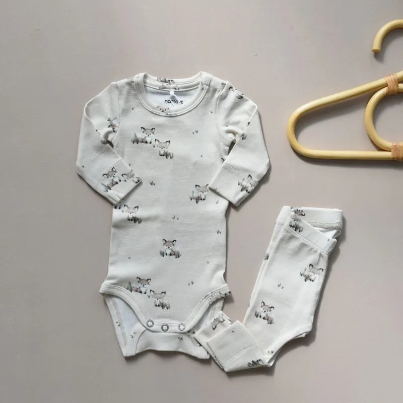 beige baby sett med søtt rev motiv