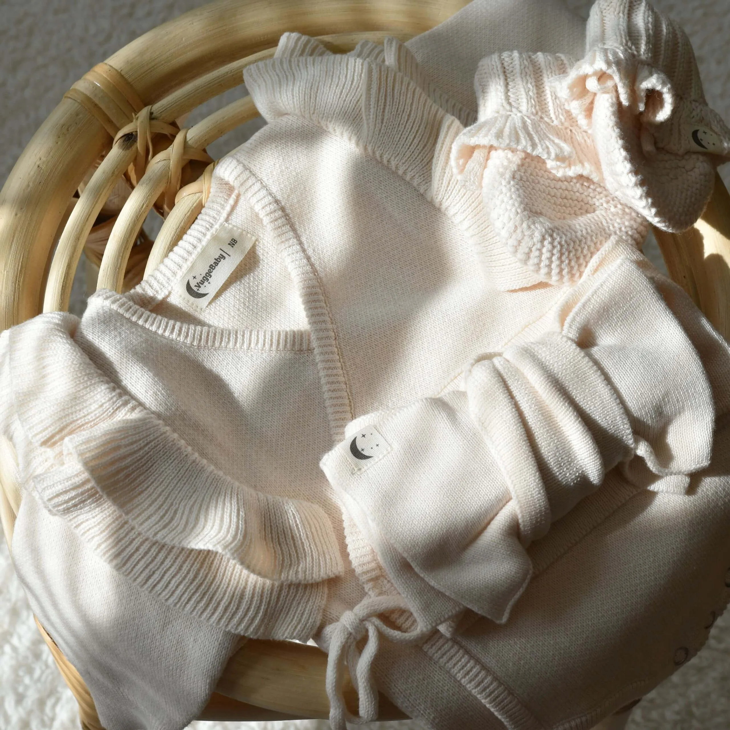 Omslagsbody for baby i nydelig beige farge med volang og rysjer