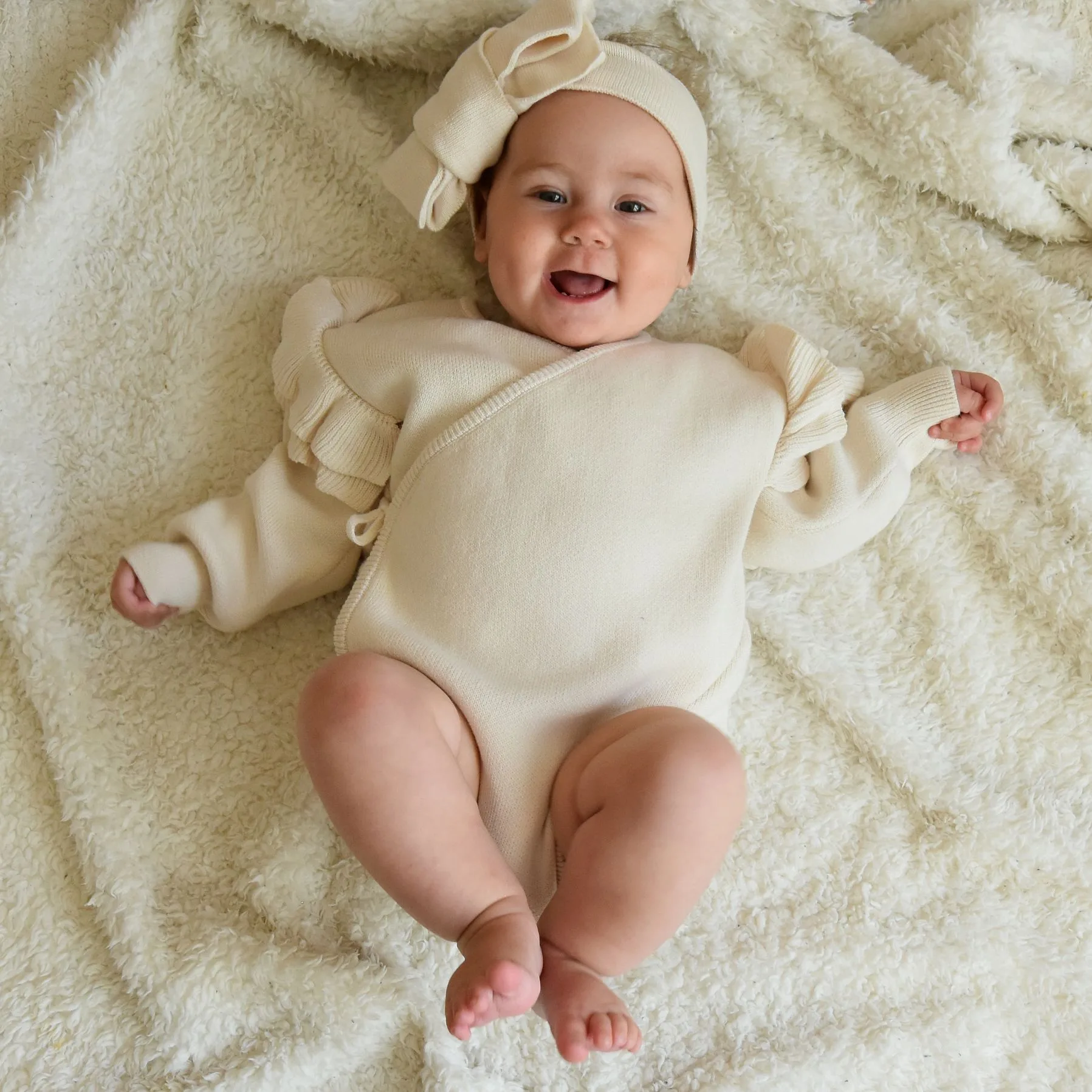 Omslagsbody med volang i bomull, ivory farge | strikket babybody til nyfødt og hentesett