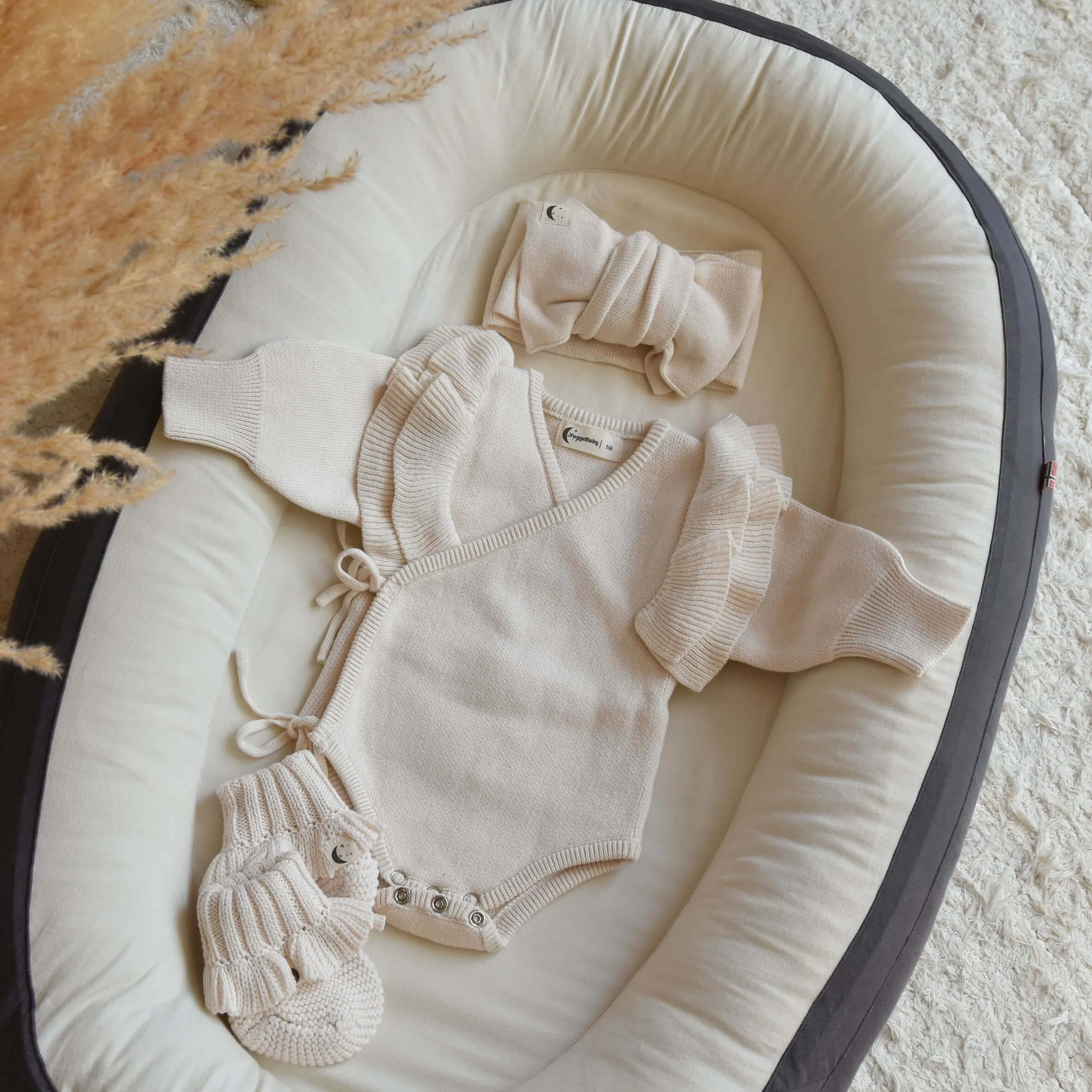 Omslagsbody med volang i bomull, ivory farge | strikket babybody til nyfødt og hentesett | Unik nyfødt gave