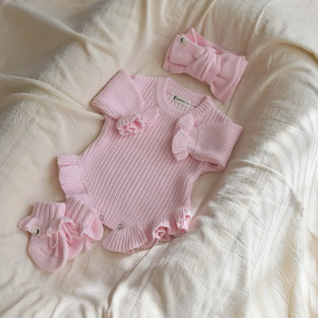 Babyromper strikket med volang og rysjer i rosa farge