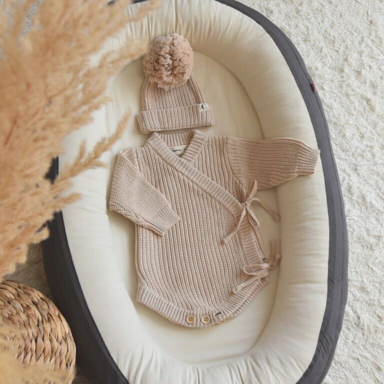 Strikket omslagsbody baby i bomull vanilla farge | chunky strikk