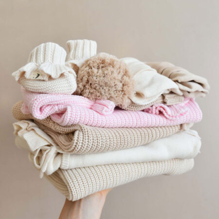 Babystrikk | Strikkede babyklær | Strikkegenser, strikke lue, strikket omslagsbody