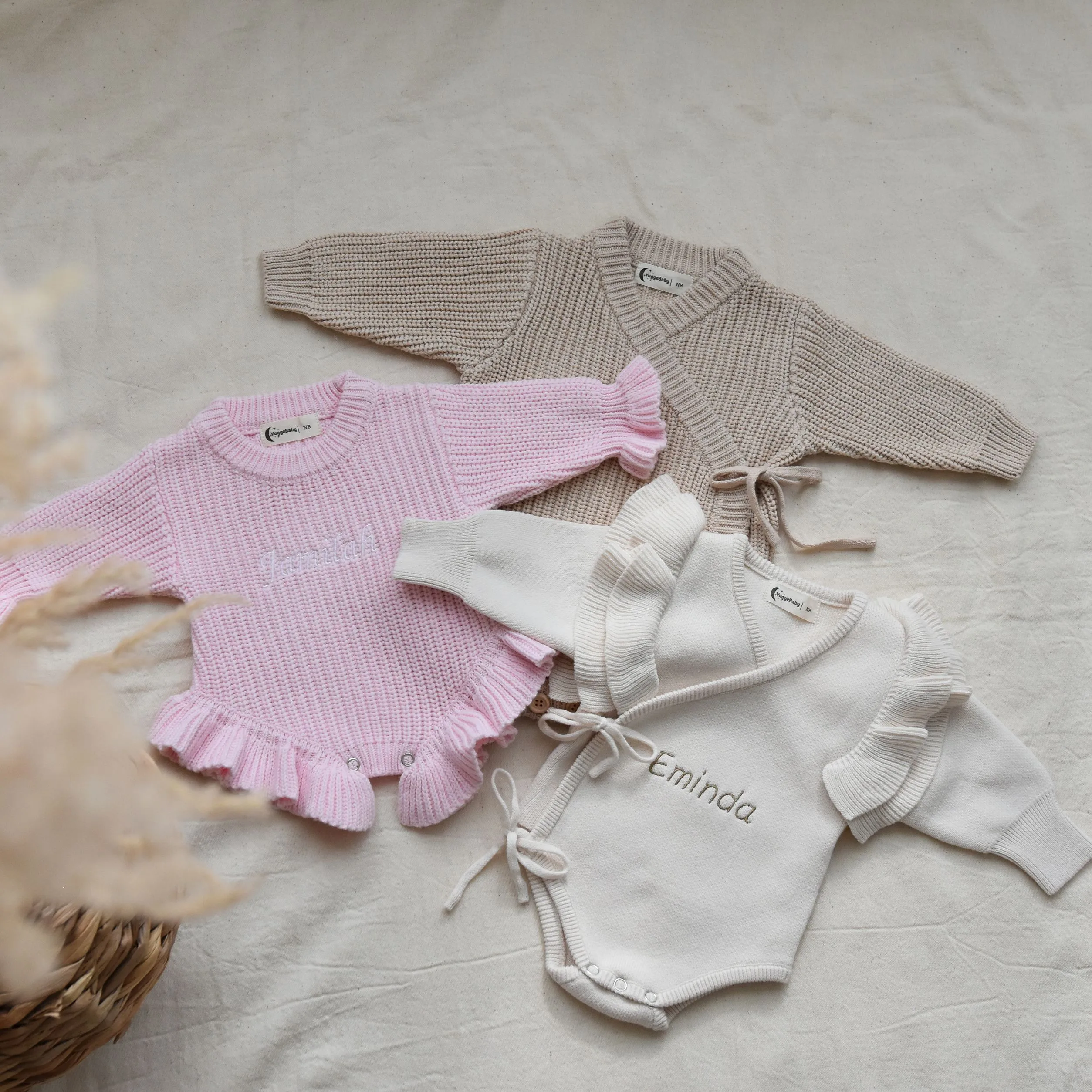 chunky strikket baby romper med volang og navn på