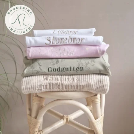 Barneklær og tilbehør med navn og tekst | Personlig genser